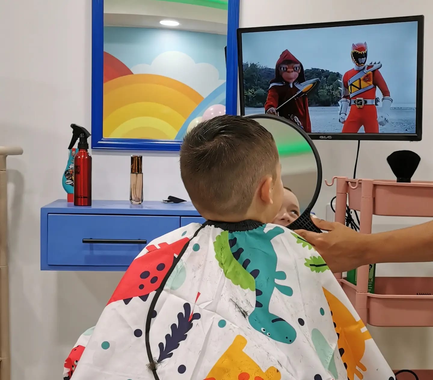 corte de pelo nino mirando pawer rangers